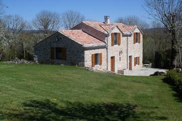Gîte pour 7 personnes, avec terrasse et jardin à Sainte-Eulalie-de-Cernon