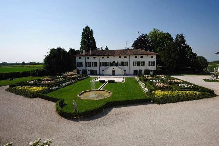 Agriturismo per 2 persone, con Giardino e Piscina nonché Sauna e Panorama in Provincia di Pordenone