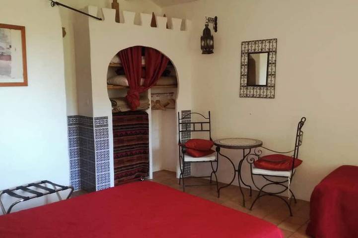 Location de vacances pour 3 personnes, avec piscine et jardin ainsi que terrasse et jacuzzi à Saint-Georges-de-Luzençon - 2