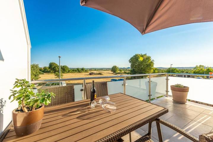 Ferienwohnung für 4 Personen, mit Seeblick und Terrasse sowie Pool in Pakostane