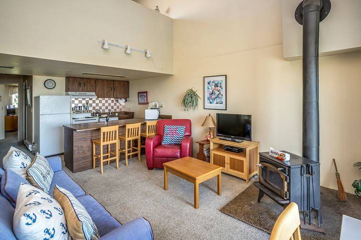 Vacation rental for 4 people, with hot tub and pool as well as balcony in Gearhart