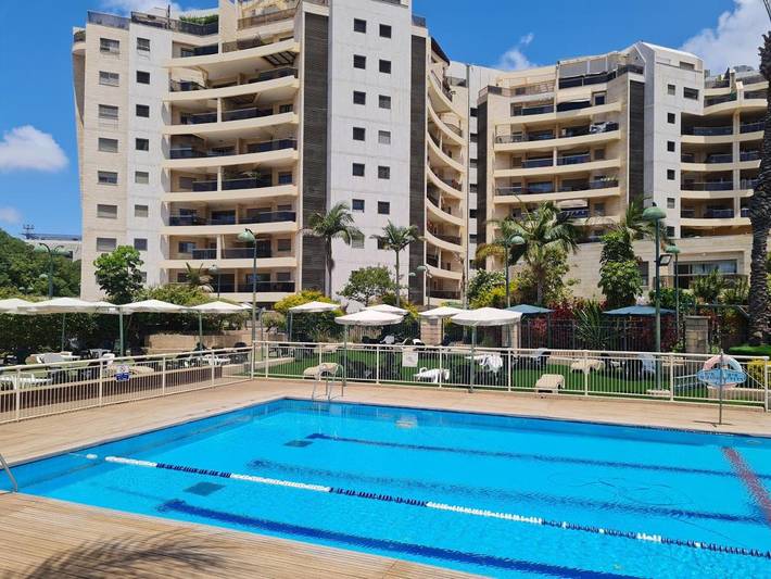 Appartement de vacances pour 4 personnes, avec piscine ainsi que vue et jardin