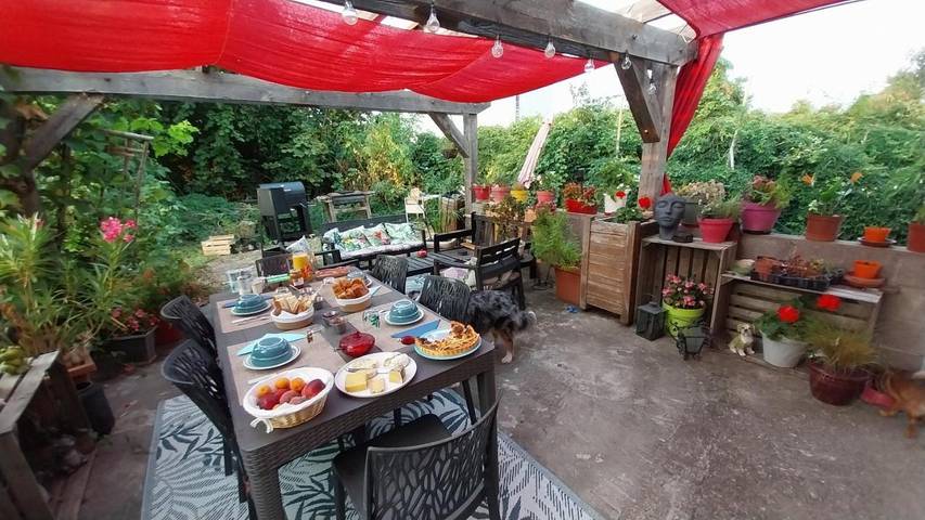 Location de vacances pour 2 personnes, avec terrasse ainsi que jardin et vue à Riom - 2