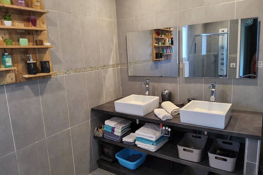 Ganze Wohnung, Apartment 2-4 pers - ground floor 48m2 + terrace 38m2 near sea and mountains in Prunelli-di-Fiumorbo, Regionaler Naturpark Korsika