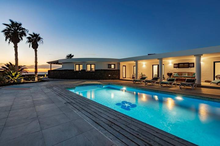 Chalet para 9 personas, con Terraza y Jardín además de Piscina y Vistas al lago en Famara