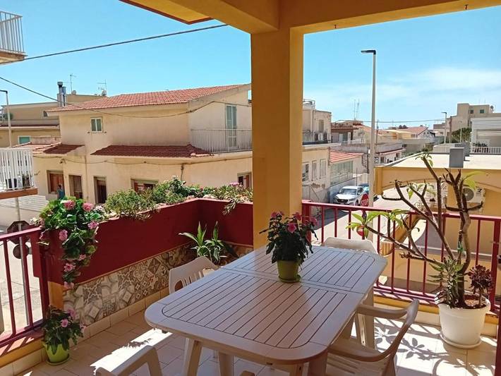 Appartamento per 6 persone, con terrazza e panorama, adatto a famiglie con bambini a Casuzze