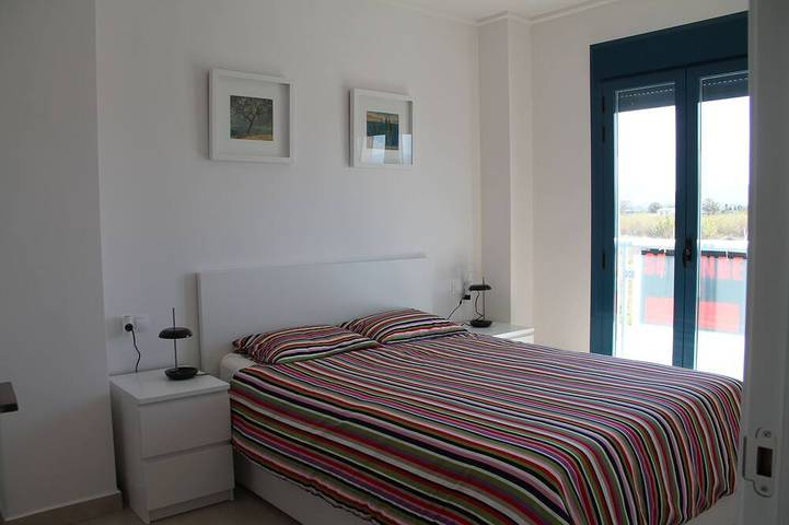 Apartamento entero, Apartamento nuevo de lujo en 1ª línea de playa con vistas mar y montaña y Wi-Fi in El Palmar, Costa Blanca