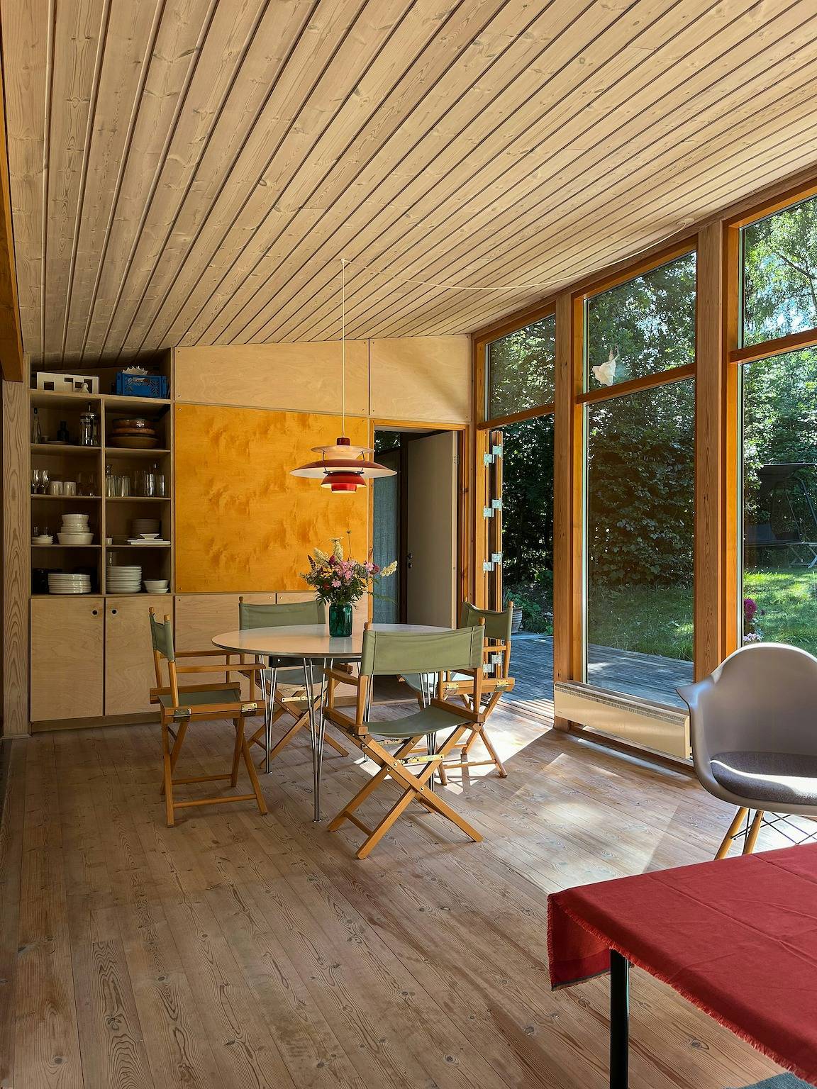 Arkitekttegnet træhus i Tisvilde Lunde in Tisvilde, Kattegat