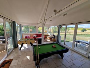 Gîte pour 8 personnes, avec vue ainsi que terrasse et piscine à Charroux (Auvergne)
