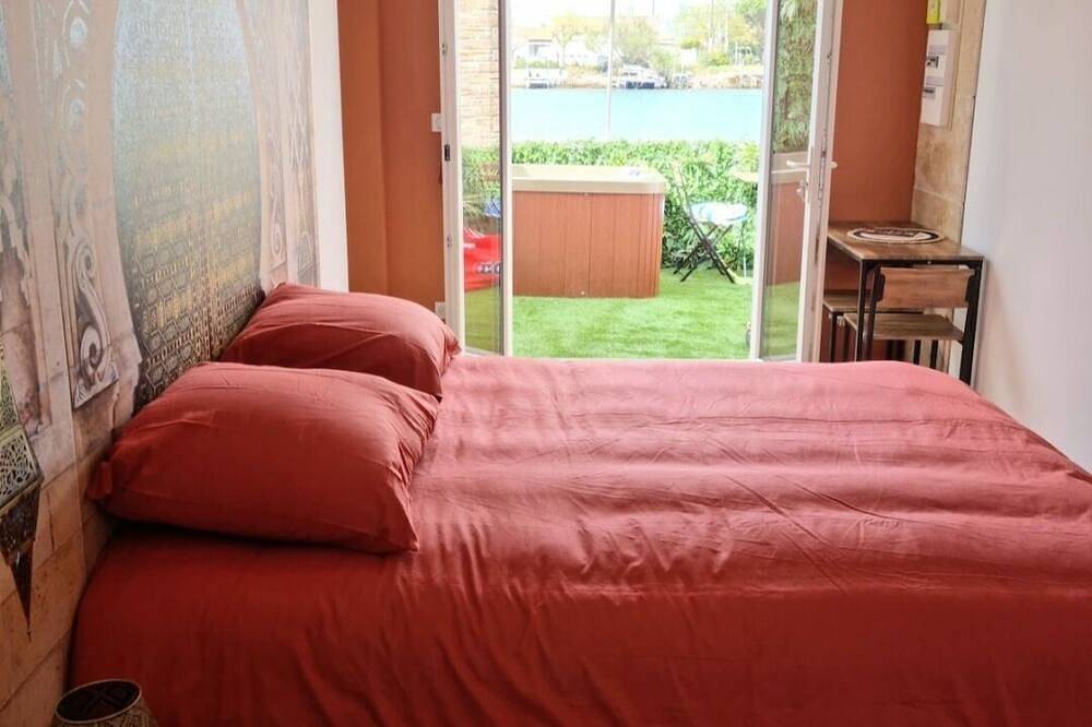 Entire apartment, Private Jacuzzi with sea view - quiet, cosy suite in Port-Saint-Louis-du-Rhône, Arles region