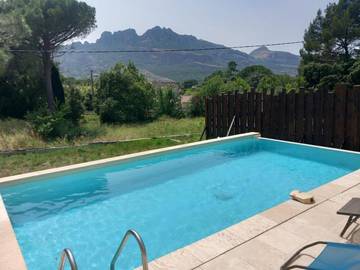 Villa pour 8 personnes, avec piscine ainsi que jardin et vue, animaux acceptés à Roquebrune-sur-Argens