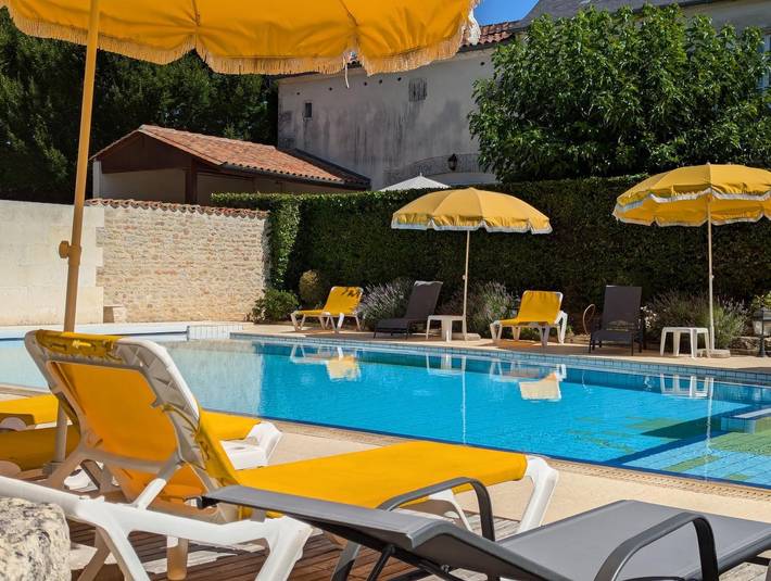 Gîte pour 4 personnes, avec terrasse ainsi que jardin et piscine à Saint-Cybardeaux