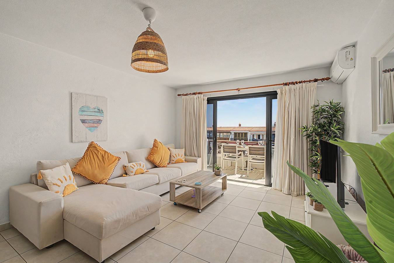Ganze Wohnung, 'Apartment with Beautiful Ocean View' mit Pool, Garten, Terrasse und Wlan in Callao de la Cochina (Arona), Arona