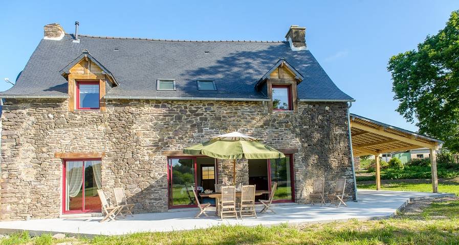Gîte pour 9 personnes, avec Terrasse et Jardin à Campénéac