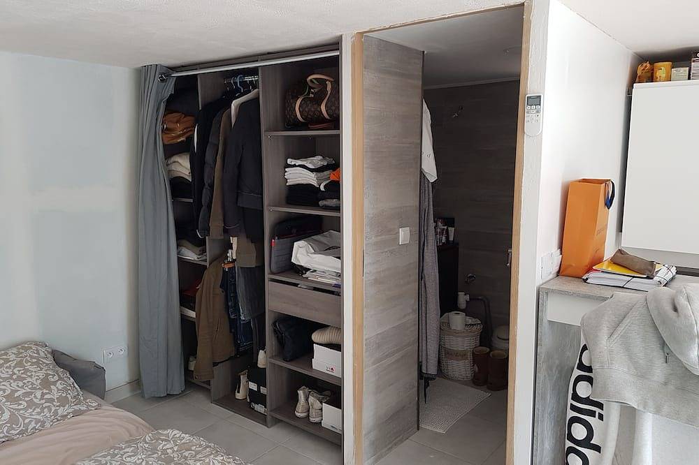 Entire apartment, Furnished 20 m2 independent studio in village house for rent by the week in Éguilles, Aix-en-Provence region