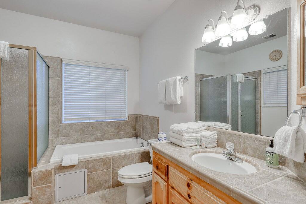 Waldblick mit teilweise überdachtem Deck, ideal für Angler, Bootsfahrer und Skifahrer! in Ockenden, Shaver Lake