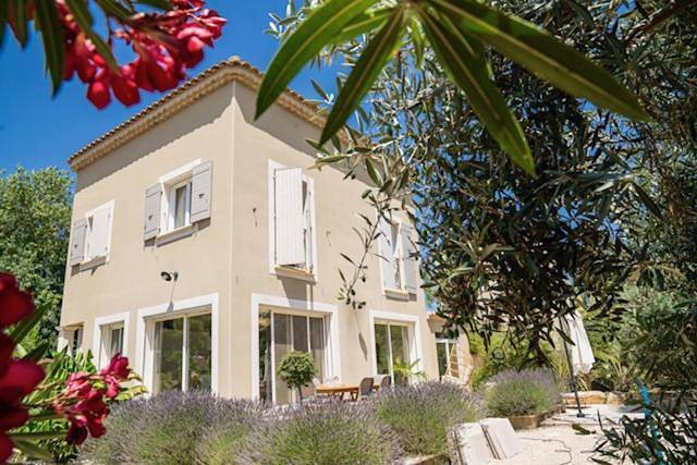 Location de vacances pour 6 personnes, avec piscine et jardin à Saint-Étienne-du-Grès