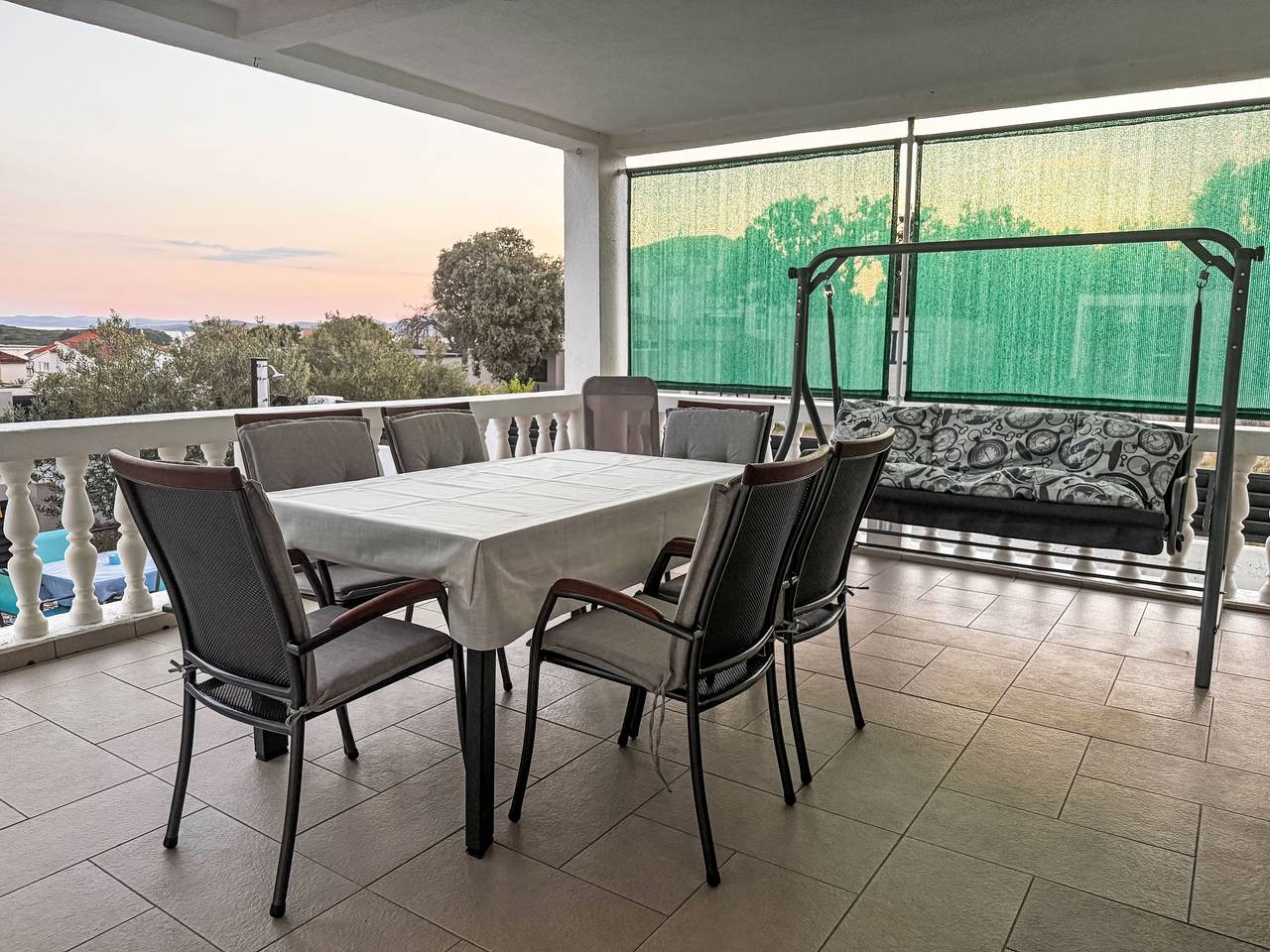 Mit überdachter Terrasse und Meerblick in Pakostane, Zadarska županija