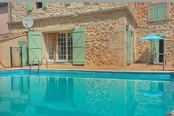 Location de vacances pour 8 personnes, avec jardin et balcon à Poilhes