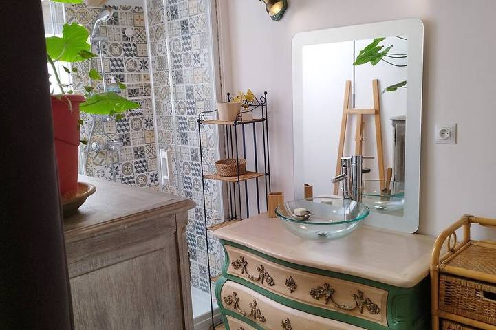 Jolie maison de village ensoleillée avec vue et jardin in Bourg-Saint-Andéol, Privas (arrondissement)