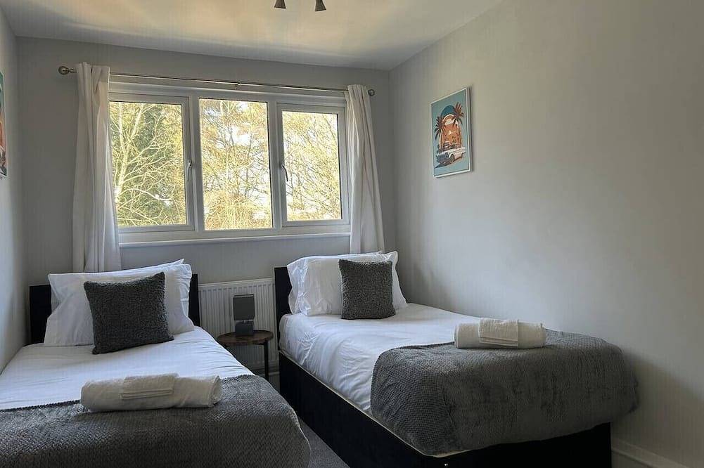 Spacious 3 bedroom House, Close to Gatwick in Crawley, West Sussex