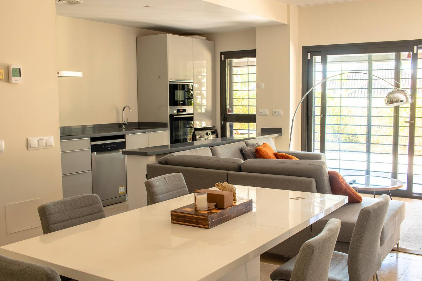 Apartamento entero, Apartamento 'Ameena Bajo Moderno' con Piscina Compartida, Wi-Fi y Aire Acondicionado in Royal Flamingos Golf Resort, Benahavís