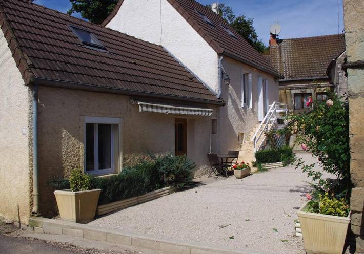 Location de vacances pour 8 personnes, avec Terrasse et Vue à Saint-Sernin-du-Plain