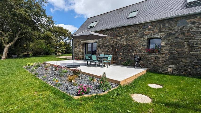 Gîte pour 7 personnes, avec jardin et vue, animaux acceptés à Locmélar