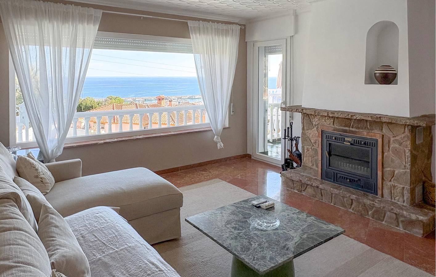 Apartamento con vistas al mar, piscina, terraza y aire acondicionado in Urbanización Villa del Mar, Vélez-Málaga