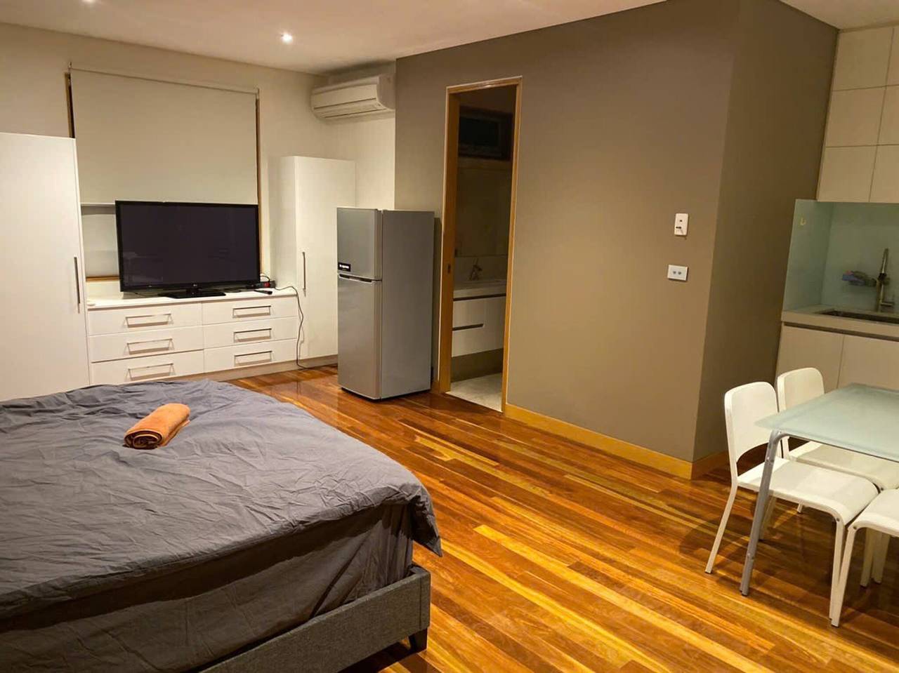 Entire studio, Entire studio with balcony in Melbourne, Maribyrnong City