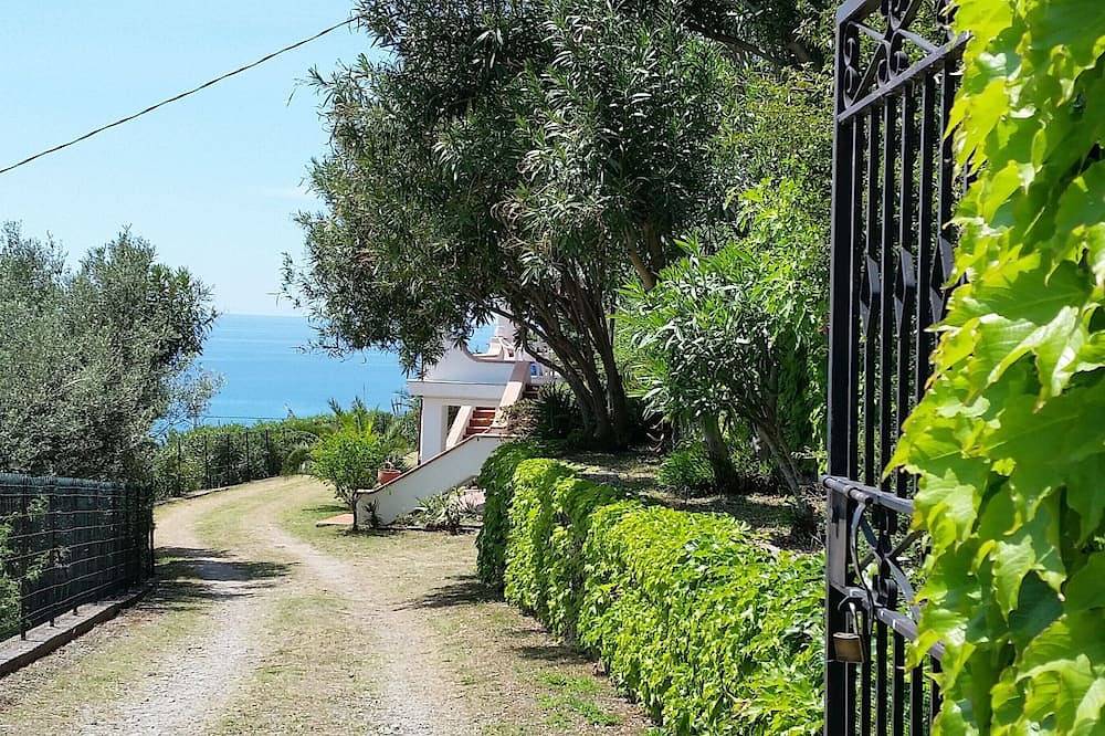 Appartamento intero, Villa Anna- Mansarda vista mare con terrazza, a pochi minuti dalla spiaggia in Marina di Fuscaldo, Fuscaldo