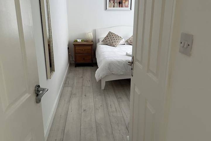 4 double bedroom modern house, close to shops , hospitals, Brooks , Headington in Oxford, Oxfordshire