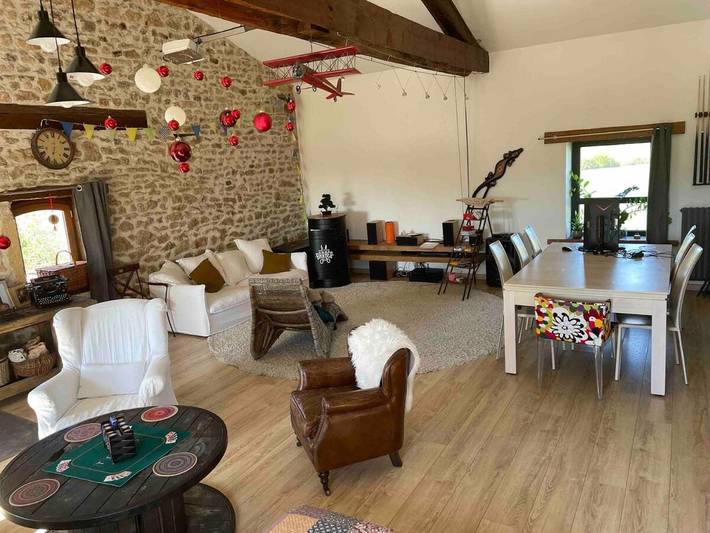 Location de vacances pour 12 personnes, avec Terrasse ainsi que Jardin et Piscine à Saint-Germain-Nuelles