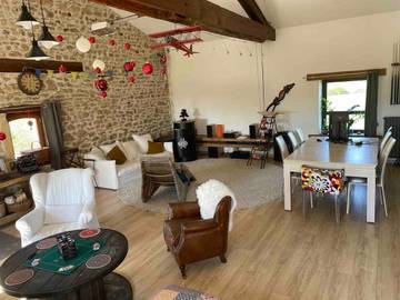 Location de vacances pour 12 personnes, avec jardin et piscine à Saint-Germain-Nuelles