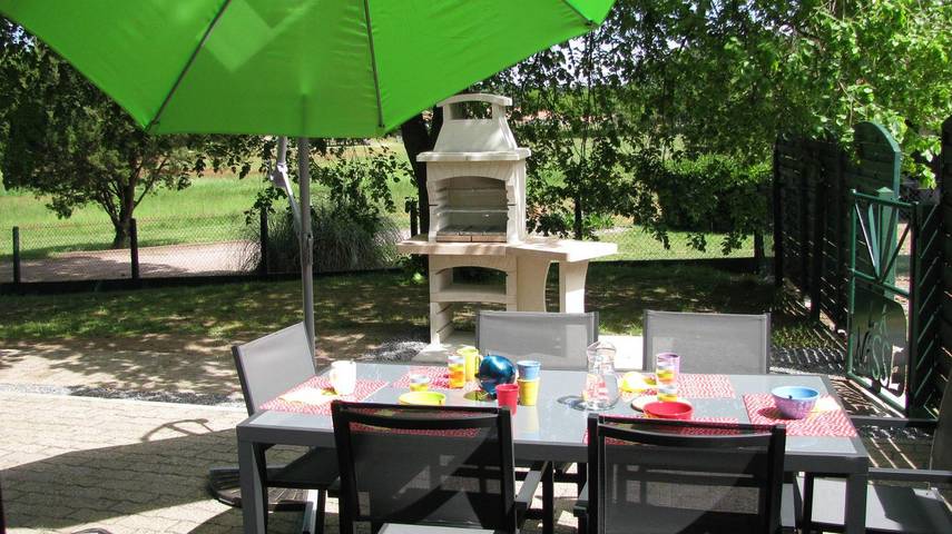Gîte pour 4 personnes, avec Terrasse ainsi que Jardin et Vue dans Lac de Léon - 2