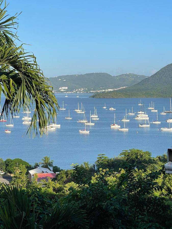 Gîte pour 6 personnes, avec vue ainsi que terrasse et piscine, adapté aux familles dans Anse Caritan - 4