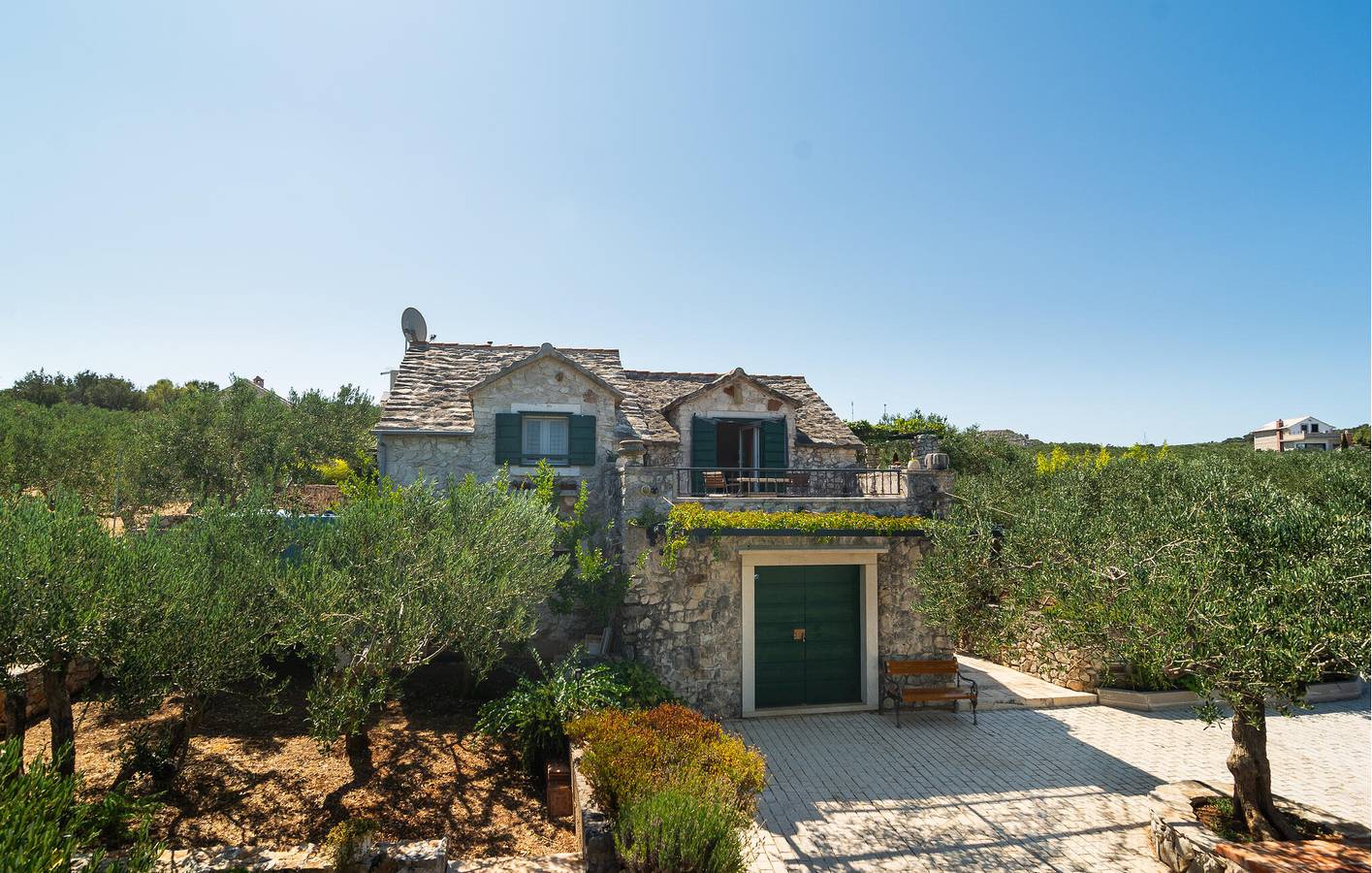 Charmantes Apartment mit Terrasse, WLAN und Strandzugang in 2 km Entfernung in Povlja, Brac