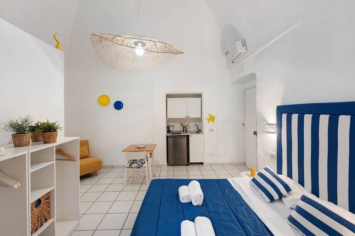 Entire apartment, Apartment 'Yellow Room' with Sea View, Wi-Fi and Air Conditioning in Meta, Sorrento Coast