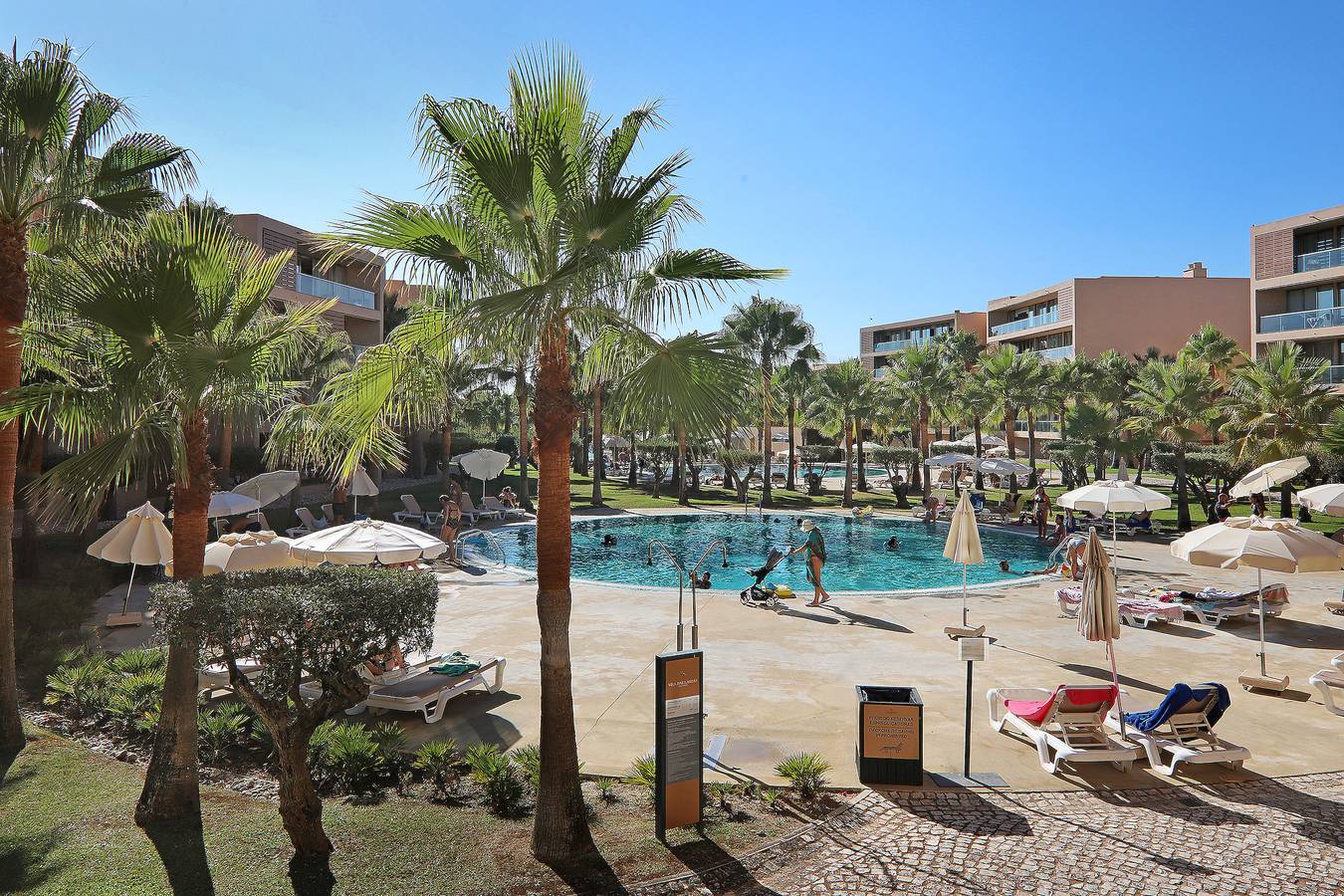 Entire apartment, Salgados 4Seasons Apartment with Pool, A/C, Wi-Fi, Garden & Balcony in Guia, Faro District
