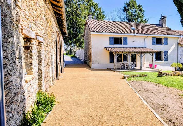 Gîte pour 6 personnes, avec piscine et jardin à Dournazac
