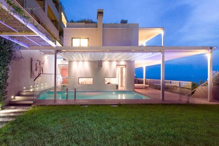 Location de vacances pour 8 personnes, avec Balcon et Terrasse ainsi que Jardin et Piscine dans Anavissos