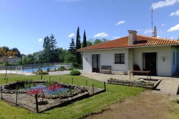 Gîte pour 6 personnes, avec terrasse et piscine à Cravans