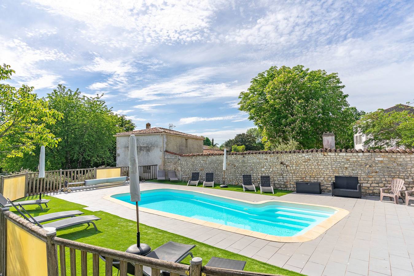 Petite maison "Gîte Le Chai" avec piscine partagée, Wi-Fi et climatisation in Saint-Romain-de-Benet, Région de Saintes