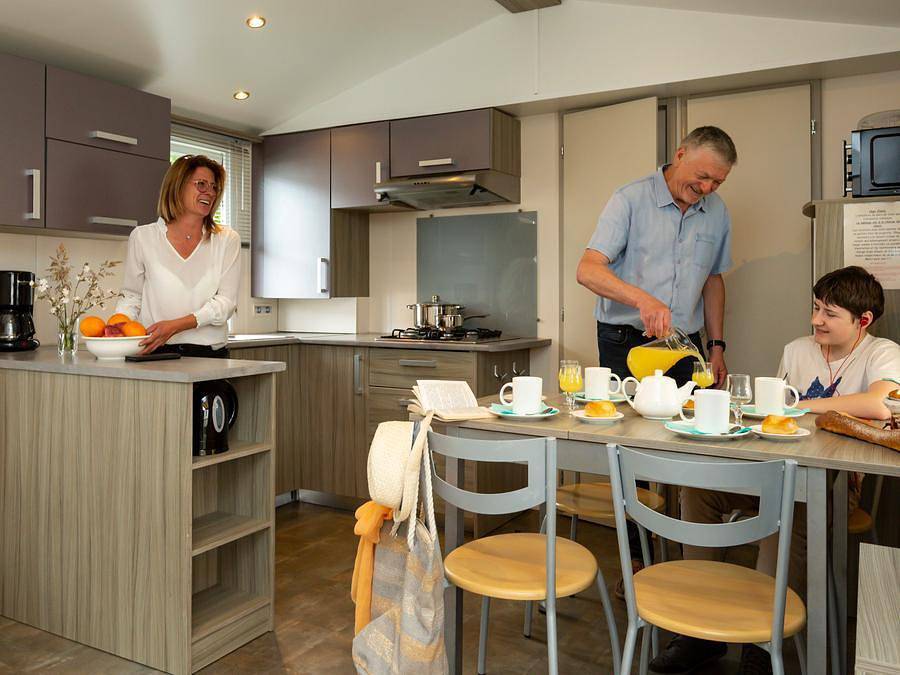 Flower Camping Le Kerleyou - Mobilhome 6 personas - Mobil-home Premium 32m² - 3 habitaciones - terraza cubierta - Tv + sábanas + toallas 6 pers. in Douarnenez, Iroise