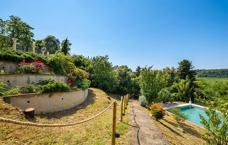 Accogliente appartamento con una camera da letto, piscina, terrazza e connessione Wi-Fi in Casciana Terme Lari, Colline Pisane