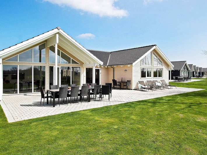 Ferienhaus für 18 Personen, mit Terrasse und Pool, kinderfreundlich in Schleswig-Holstein