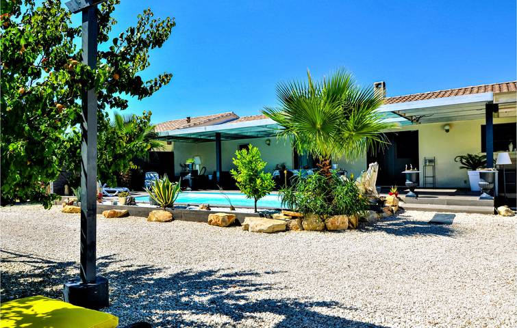 Location de vacances pour 8 personnes, avec terrasse ainsi que piscine et jardin à Saint-Victor-la-Coste