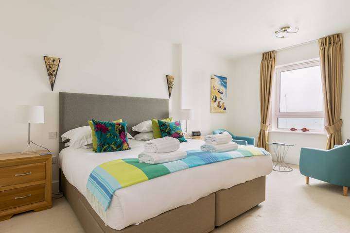 Entire apartment, Riva -180-Degree Panoramic Views from Balcony in Poole, Poole Harbour