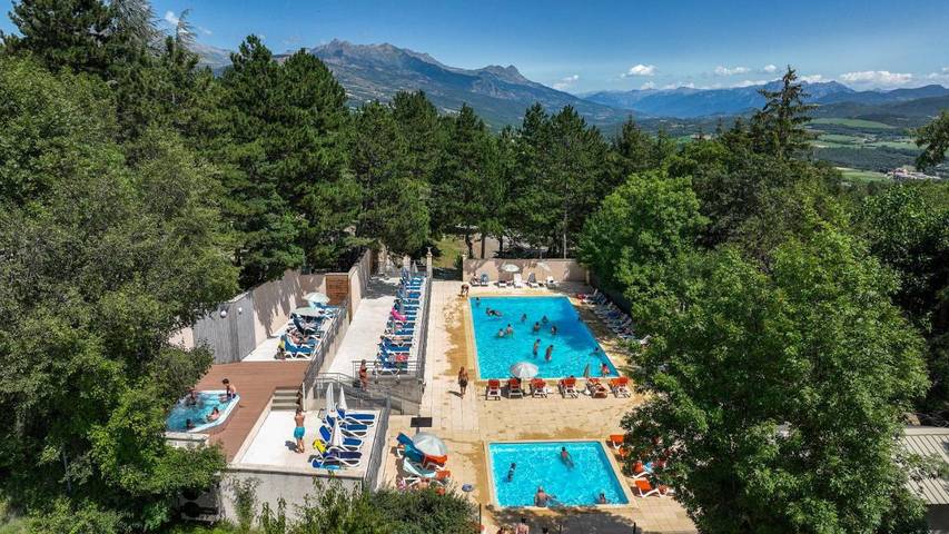 Camping pour 2 personnes, avec Jacuzzi et Terrasse ainsi que Jardin et Bassin pour enfant