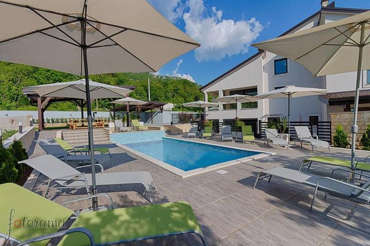 Ferienhaus für 9 Personen, mit Balkon und Terrasse sowie Pool und Sauna